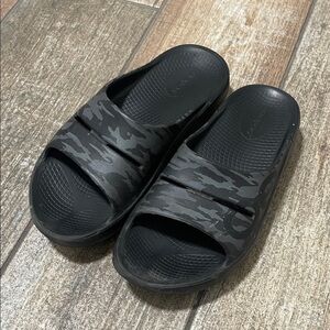 OOFOS Black and Gray Slide Sandals Camo Womens 8